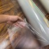 Thao tác bóc lớp PE bảo vệ khỏi bề mặt màng PET vân da mịn