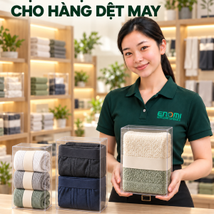 Phối cảnh người mẫu ENOMI giới thiệu hộp nhựa trong đựng tất theo bộ, đồ lót gấp gọn và khăn quà tặng.