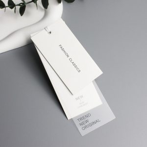 Mẫu tag thẻ treo quần áo phối thẻ trắng với thẻ mờ xuyên sáng.