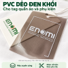 Phối cảnh tag quần áo bằng PVC dẻo đen khói xuyên sáng theo nhận diện ENOMI; màu chốt theo mẫu thực tế.