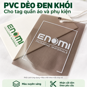 Phối cảnh tag quần áo bằng PVC dẻo đen khói xuyên sáng theo nhận diện ENOMI; màu chốt theo mẫu thực tế.
