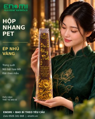 Phối cảnh hộp nhang PET trong ép nhũ vàng, người mẫu mặc áo dài xanh trang nhã; logo ENOMI không nền trắng, không hiển thị thông tin khách hàng.