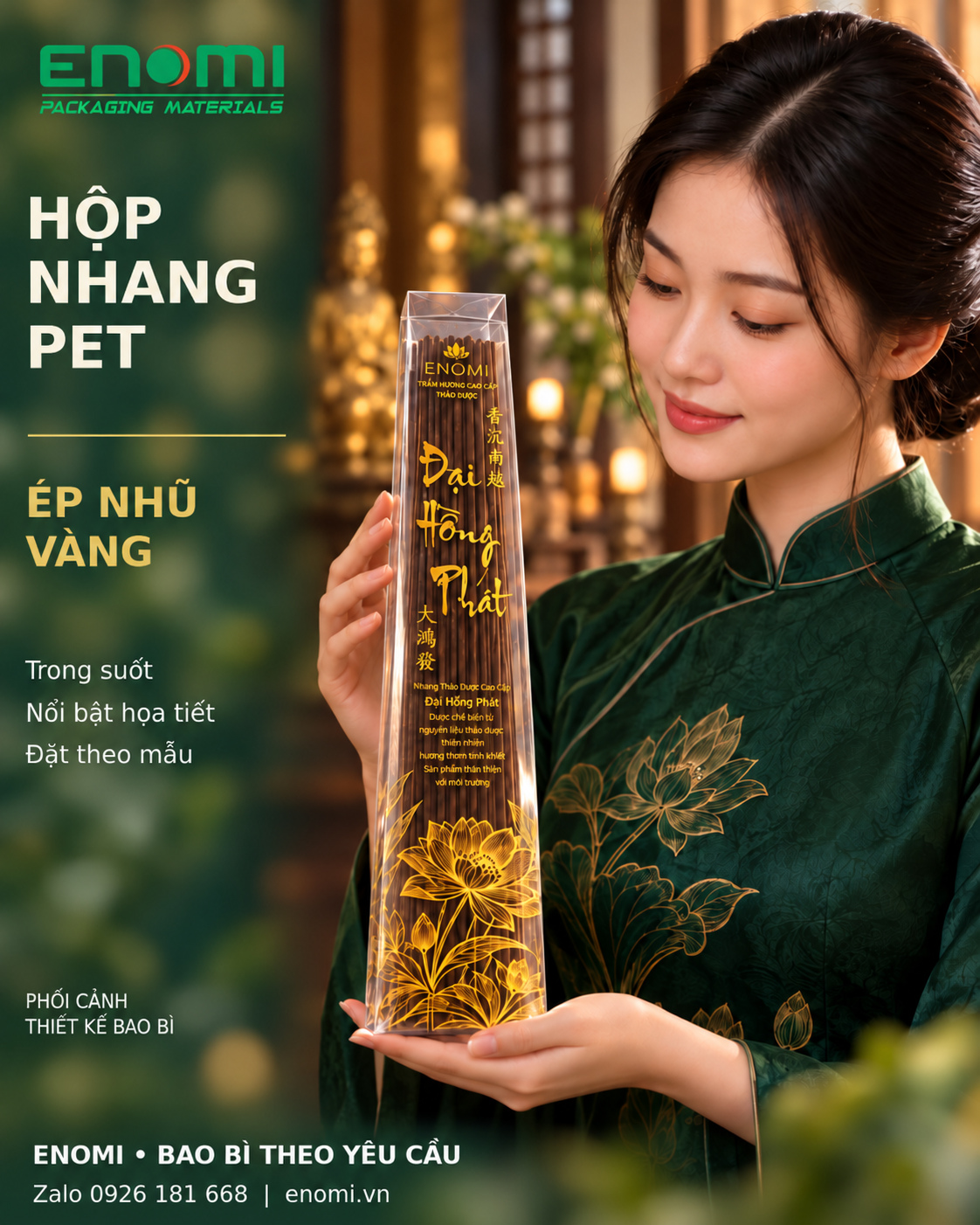 ENOMI Hộp nhang PET ép nhũ – Người mẫu – 20261021 Phối cảnh hộp nhang PET trong ép nhũ vàng, người mẫu mặc áo dài xanh trang nhã; logo ENOMI không nền trắng, không hiển thị thông tin khách hàng.