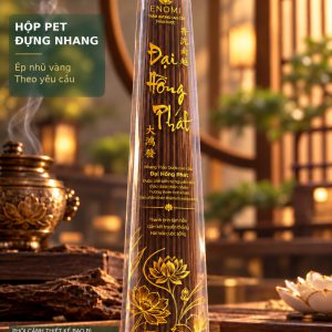 Phối cảnh toàn hộp nhang PET trong với hoa sen ép nhũ vàng; logo ENOMI không nền trắng, lớp nền xanh làm nhạt theo thiết kế được duyệt.