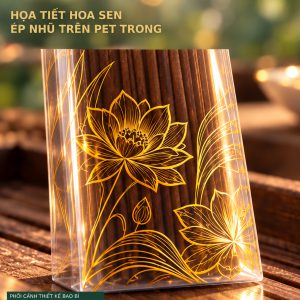 Cận cảnh phối cảnh hoa sen ép nhũ vàng trên PET trong; logo ENOMI không nền trắng, nền xanh làm nhạt, thể hiện phương án trang trí bao bì.